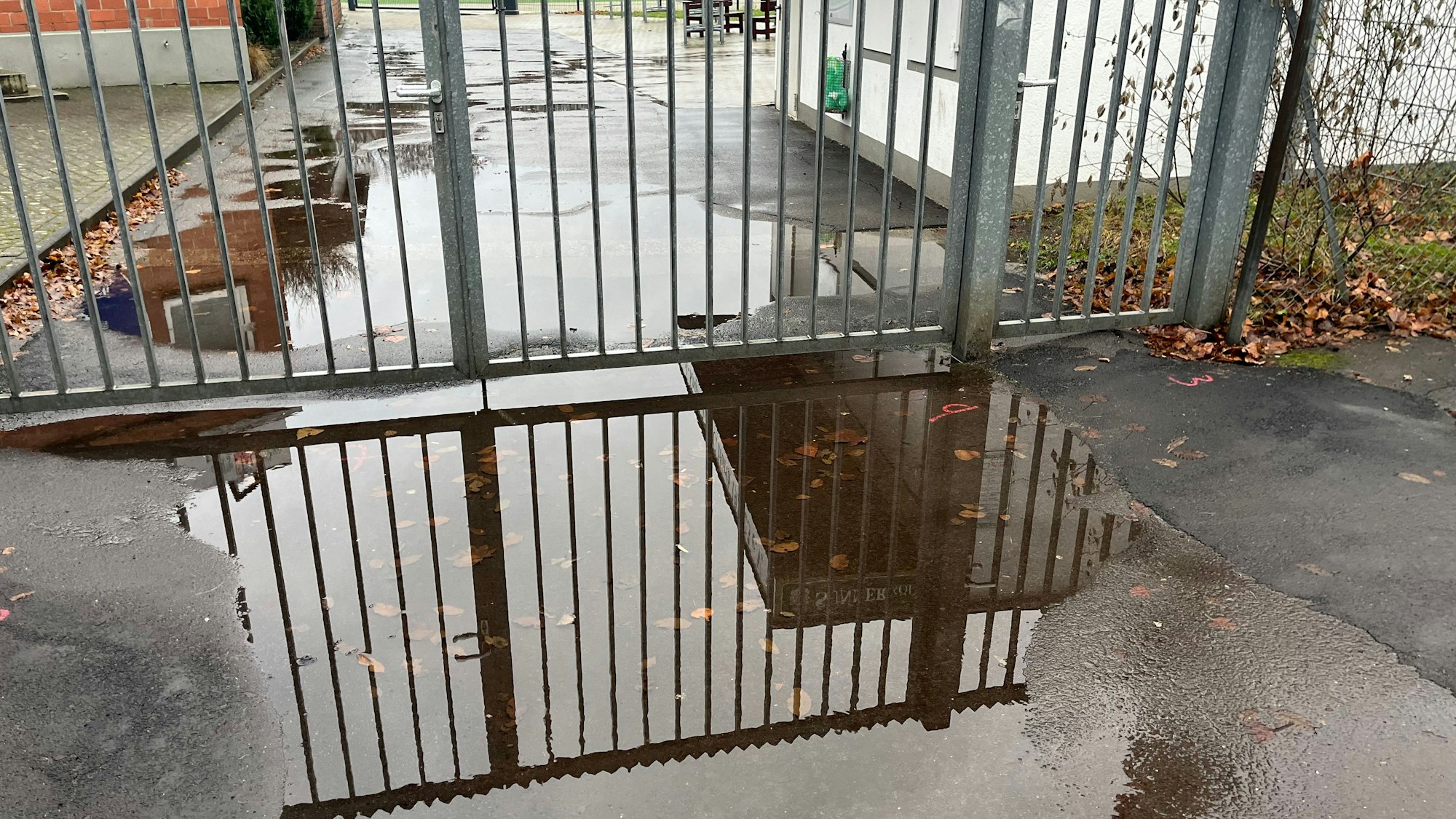 Große Pfützen auf den Wegen des Sportplatzes