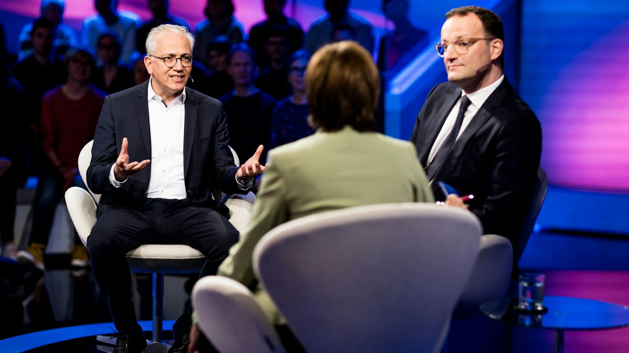 Grünen-Politiker Tarek Al-Wazir (l.) im Gespräch mit Sandra Maischberger und CDU-Politiker Jens Spahn (r.)