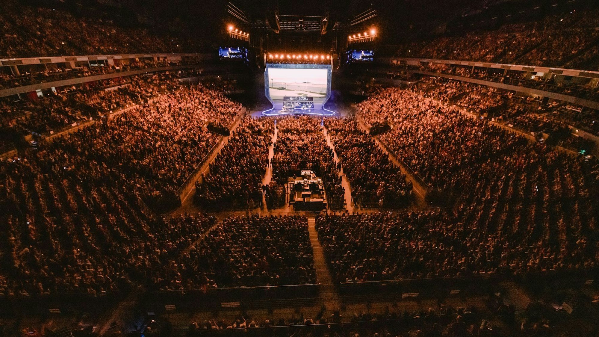 Die ausverkaufte Kölner Arena am 16. Mai 2023