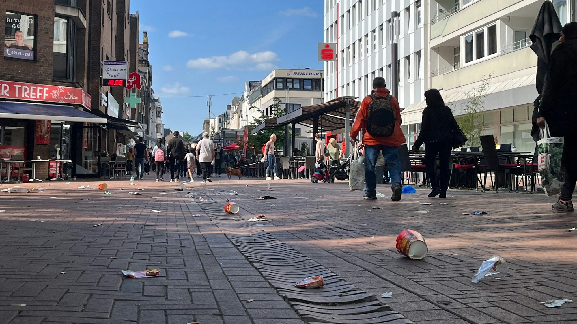 Einiges an Müll bleibt zurück, doch die Kehrmaschine ist schon da.