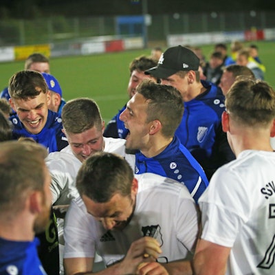 Ein Fußballspieler jubelt nach Spielende.