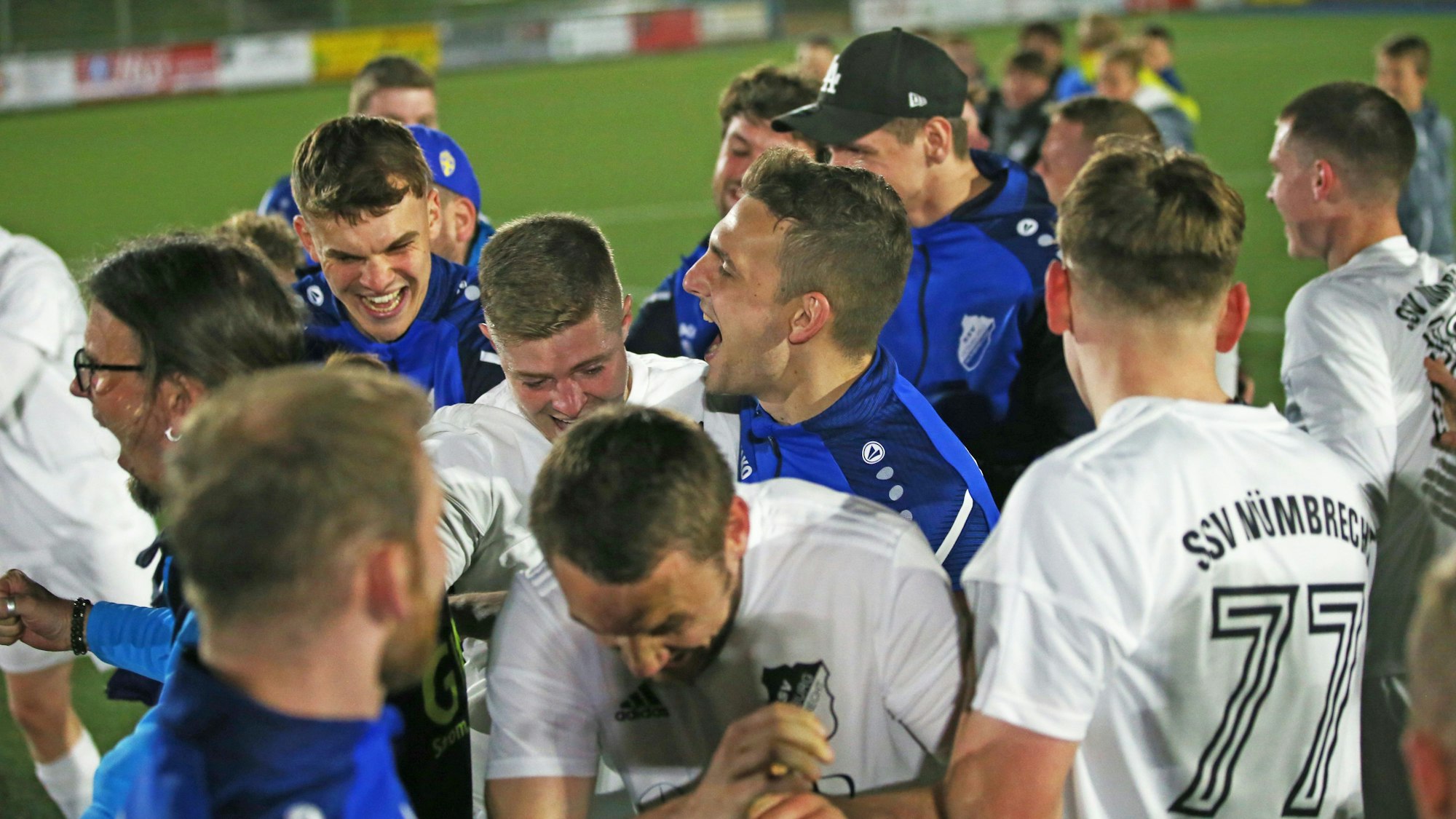 Ein Fußballspieler jubelt nach Spielende.
