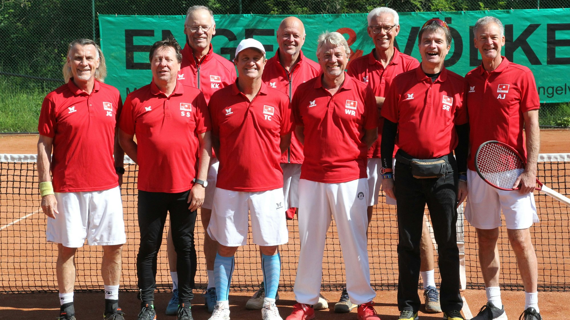 Die Herren 60 RW Hangelar mit (v.l.) Johnny Goudenbour, Sascha Schülgen, Karl Heinz Kremer, Tim Coulton, Harald Langels, Wolfgang Runnebaum, Christoph Graff, Stefan Reddemann, Anders Järryd.