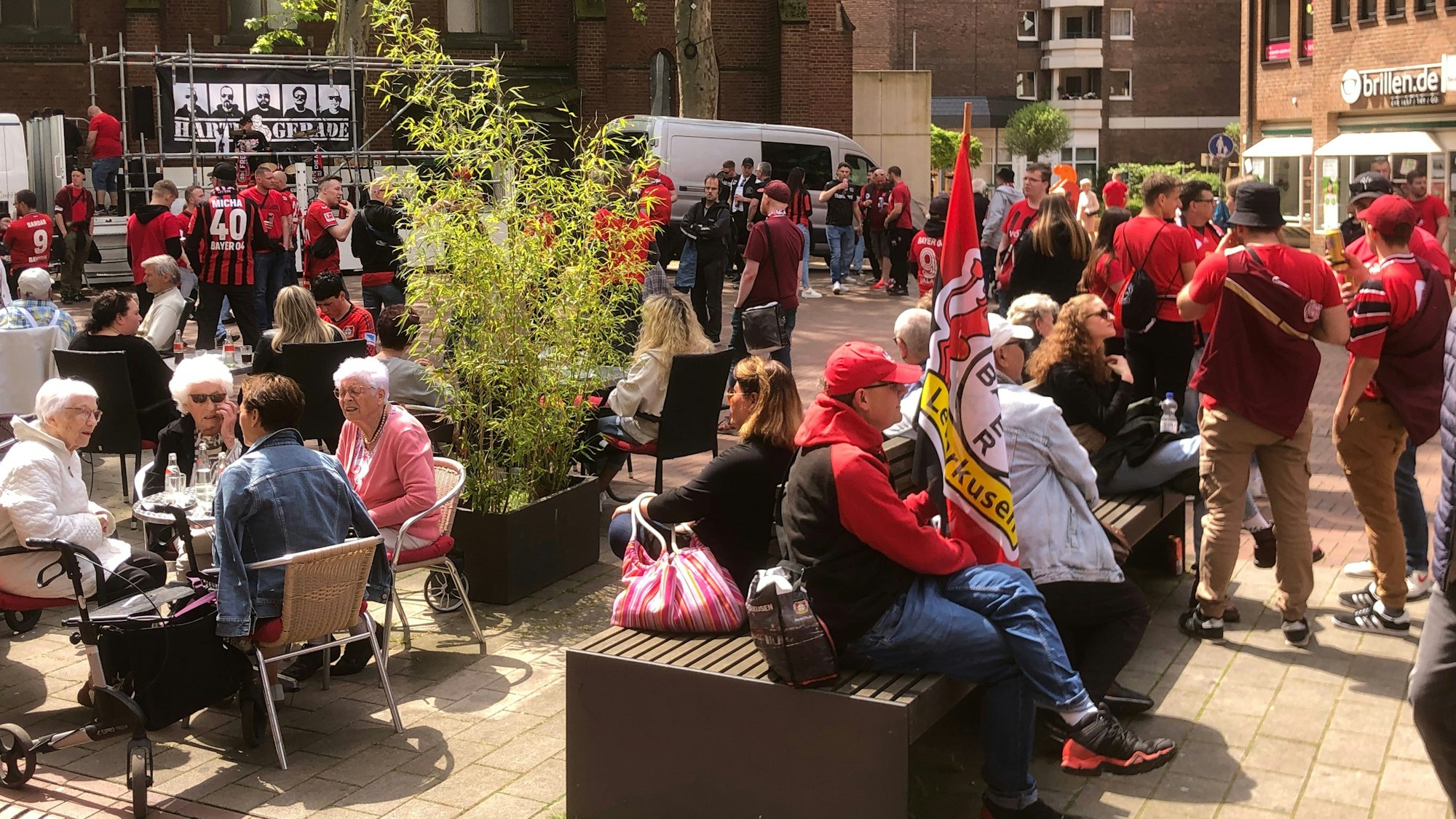 Fans versammeln sich in Leverkusen-Trikots in Opladen.