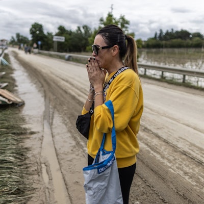 Die Anwohnerin steht auf der Straße und schlägt die Hände zusammen.