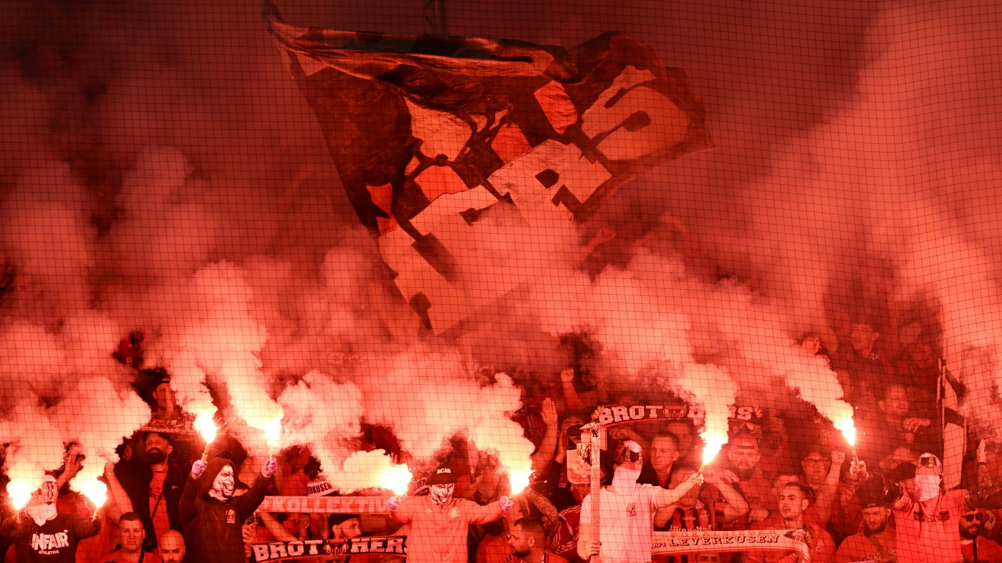 Fans von Bayer 04 Leverkusen zünden Pyrotechnik.