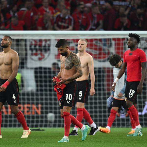 Leverkusens Jonathan Tah, Kerem Demirbay, Mitchel Bakker und Edmond Tapsoba verlassen nach der Partie das Spielfeld.