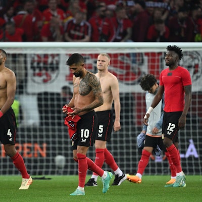 Leverkusens Jonathan Tah, Kerem Demirbay, Mitchel Bakker und Edmond Tapsoba verlassen nach der Partie das Spielfeld.