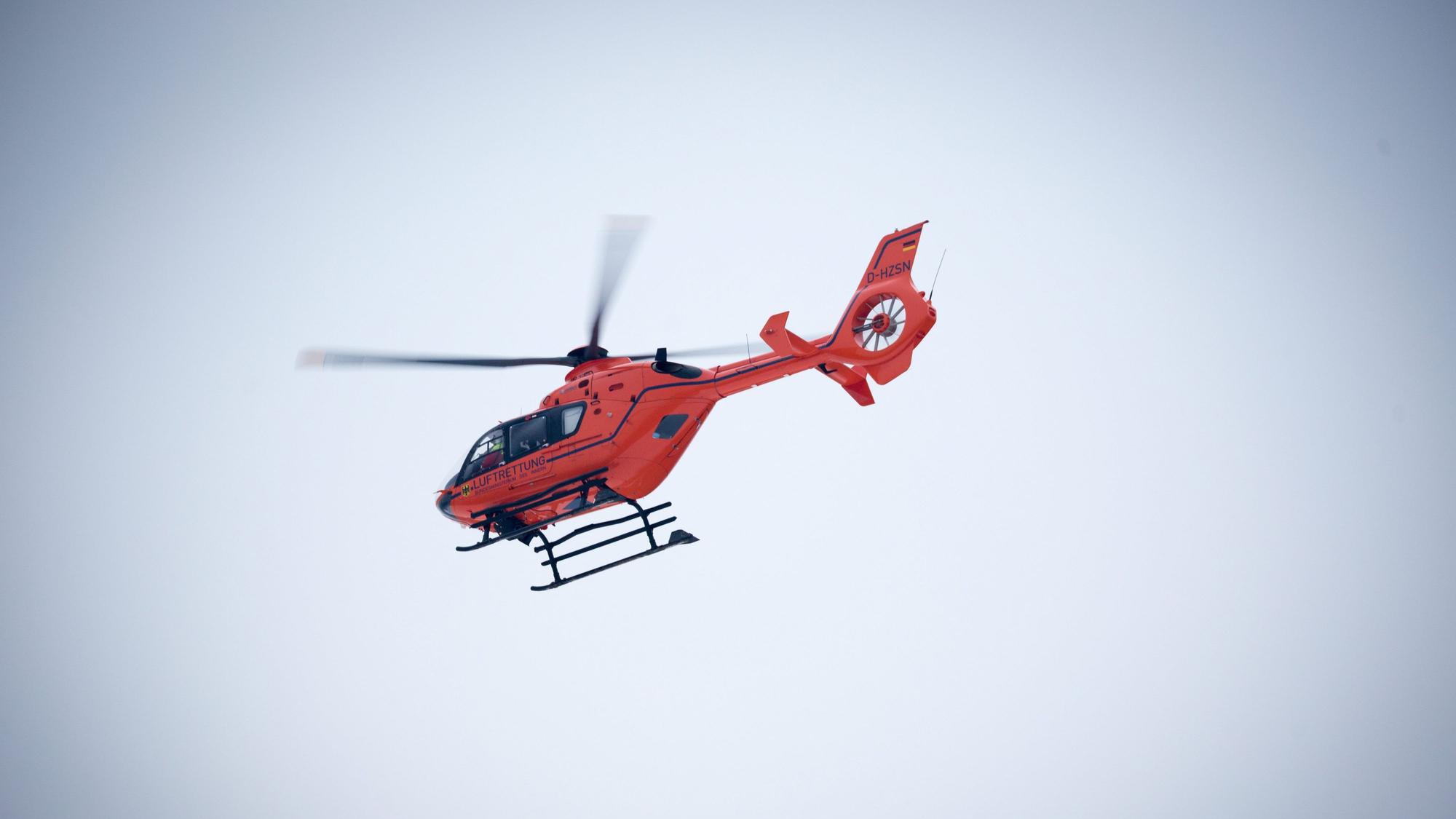 Der Rettungshubschrauber Christoph 9 fliegt am Himmel über Köln.