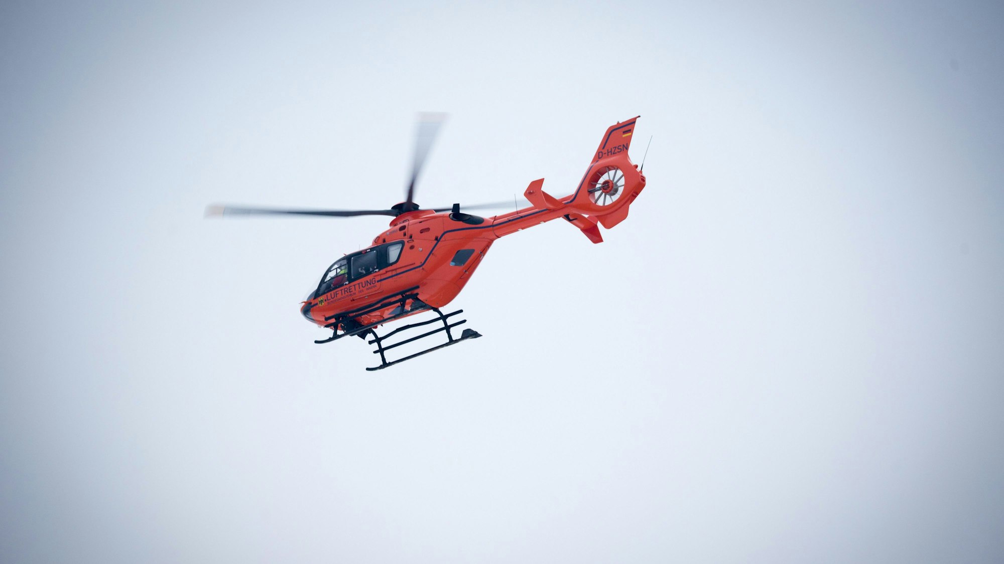 Ein Rettungshubschrauber brachte die Beifahrerin in ein Krankenhaus. (Symbolbild)