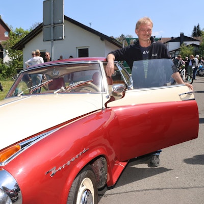 Ein Mann steht in der Türe eines alten Borgwart Isabella Cpupe.