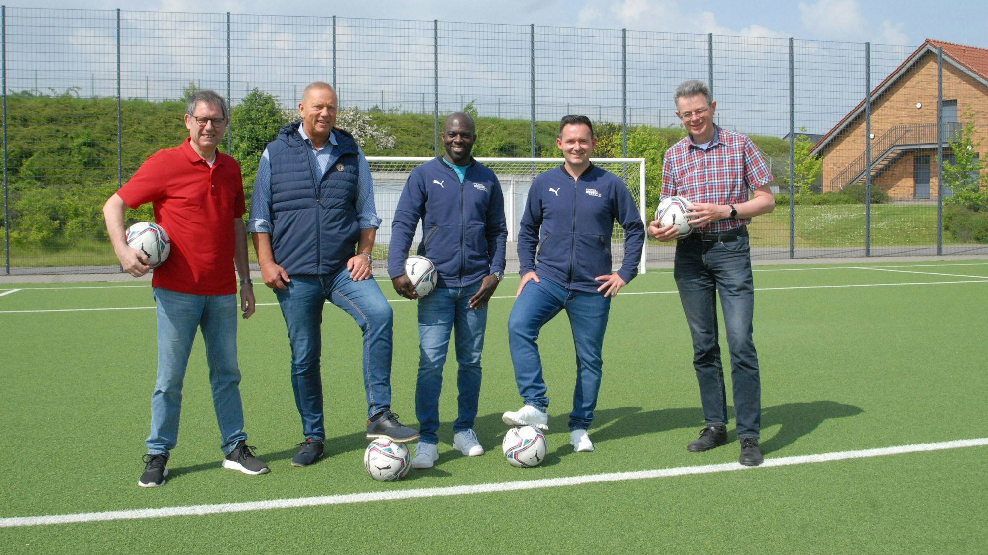Auf dem Foto sind der zweite Vorsitzende des SV Blatzheim, Franz Cremer, Vereinschef Robert Pöppinghaus, Hans Sarpei, Peter Walocha und Klaus Ripp, Ortsvorsteher von Blatzheim, zu sehen.