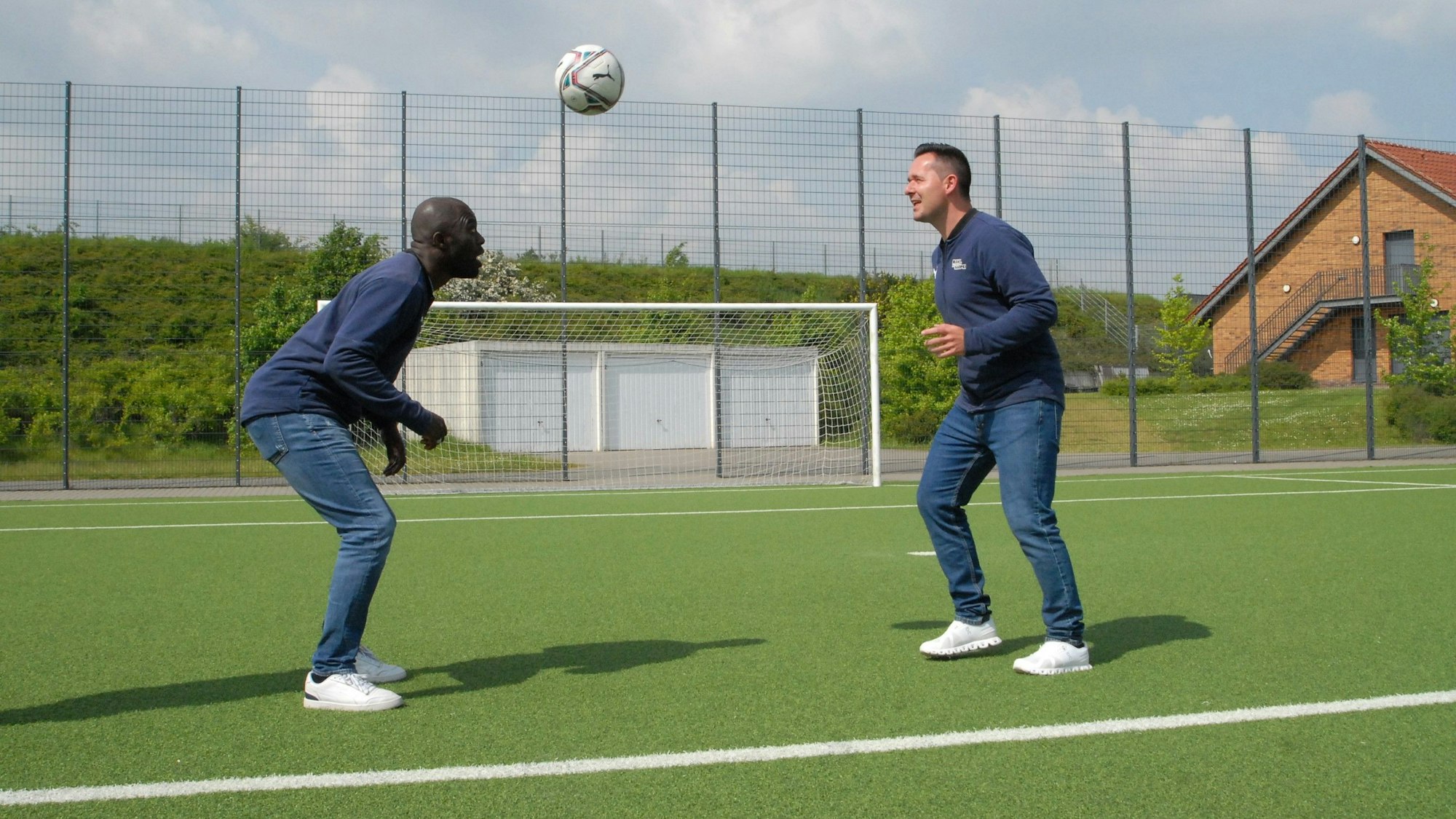 Hans Sarpei kommt für ein Fußballcamp für Kinder nach Blatzheim. Der ehemalige Bundesliga-Profi hat jedenfalls nichts verlernt. Hier ist er beim Kopfballspiel mit Peter Walocha zu sehen.