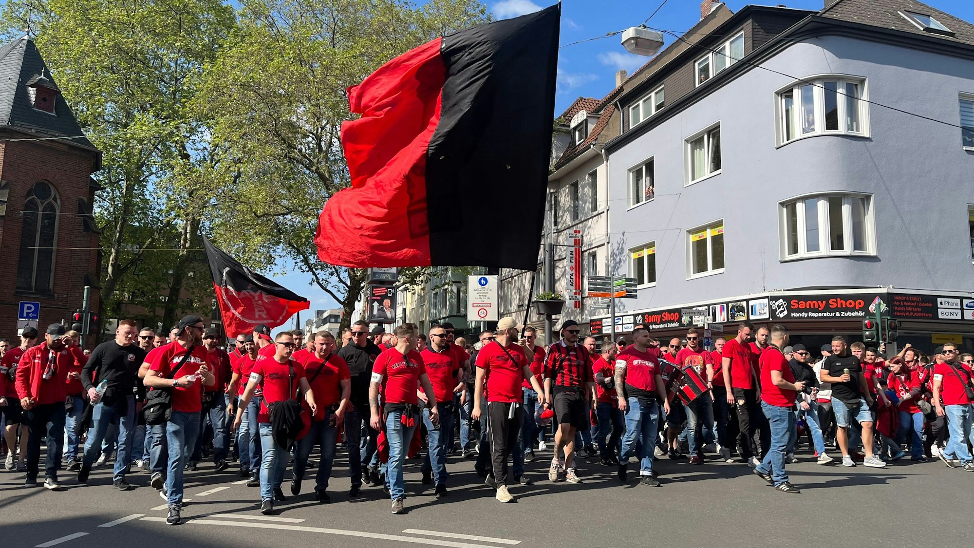 Um Punkt 17 Uhr startet der Marsch in Richtung Stadion.
