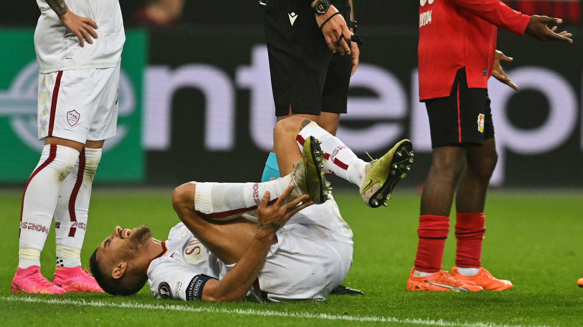 Roms Lorenzo Pellegrini liegt verletzt auf dem Boden.