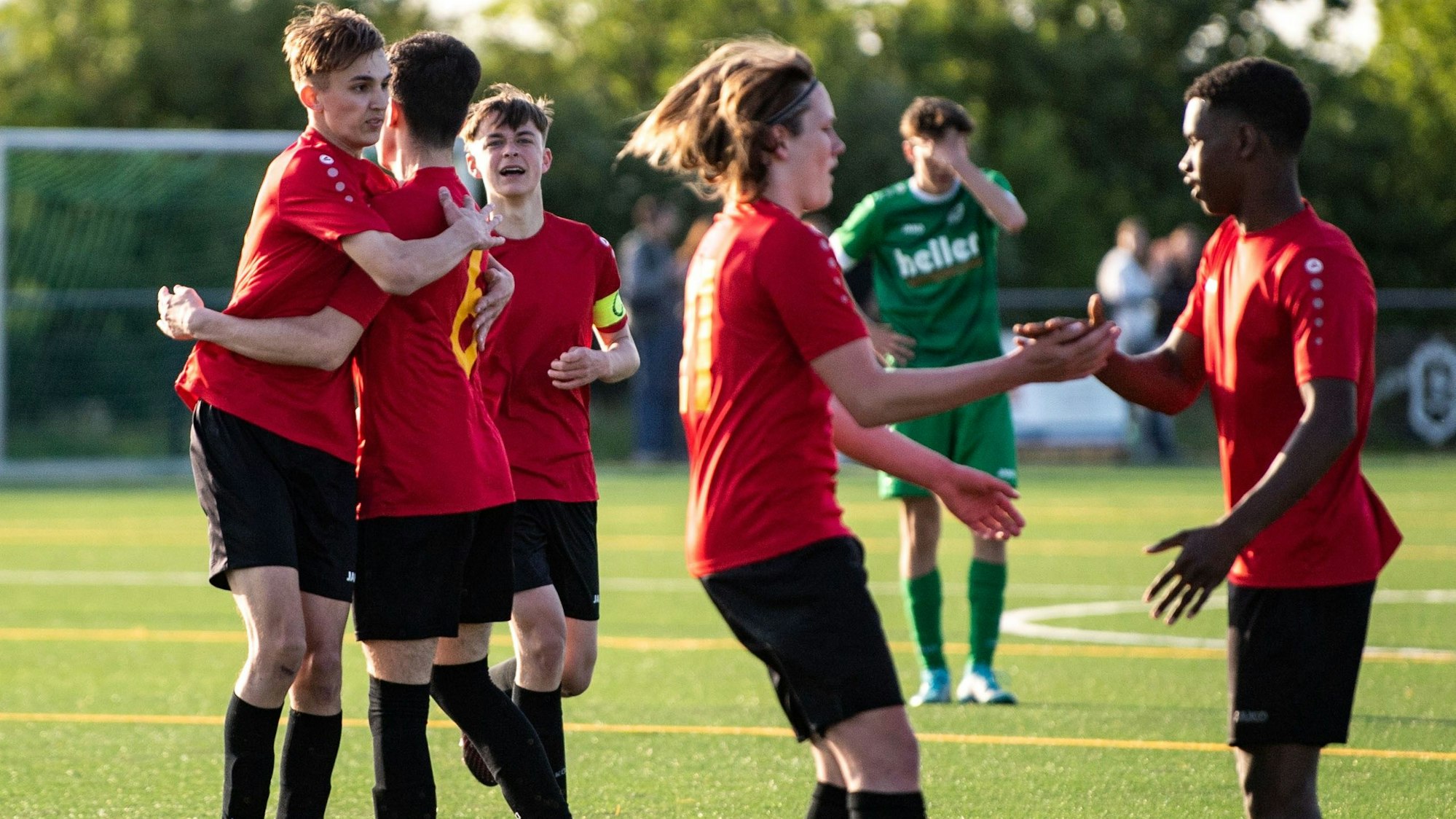 Vor dem Seitenwechsel bejubelten die Spieler der JSG Kirchheim/Arloff/Flamersheim den 2:1-Führungstreffer.