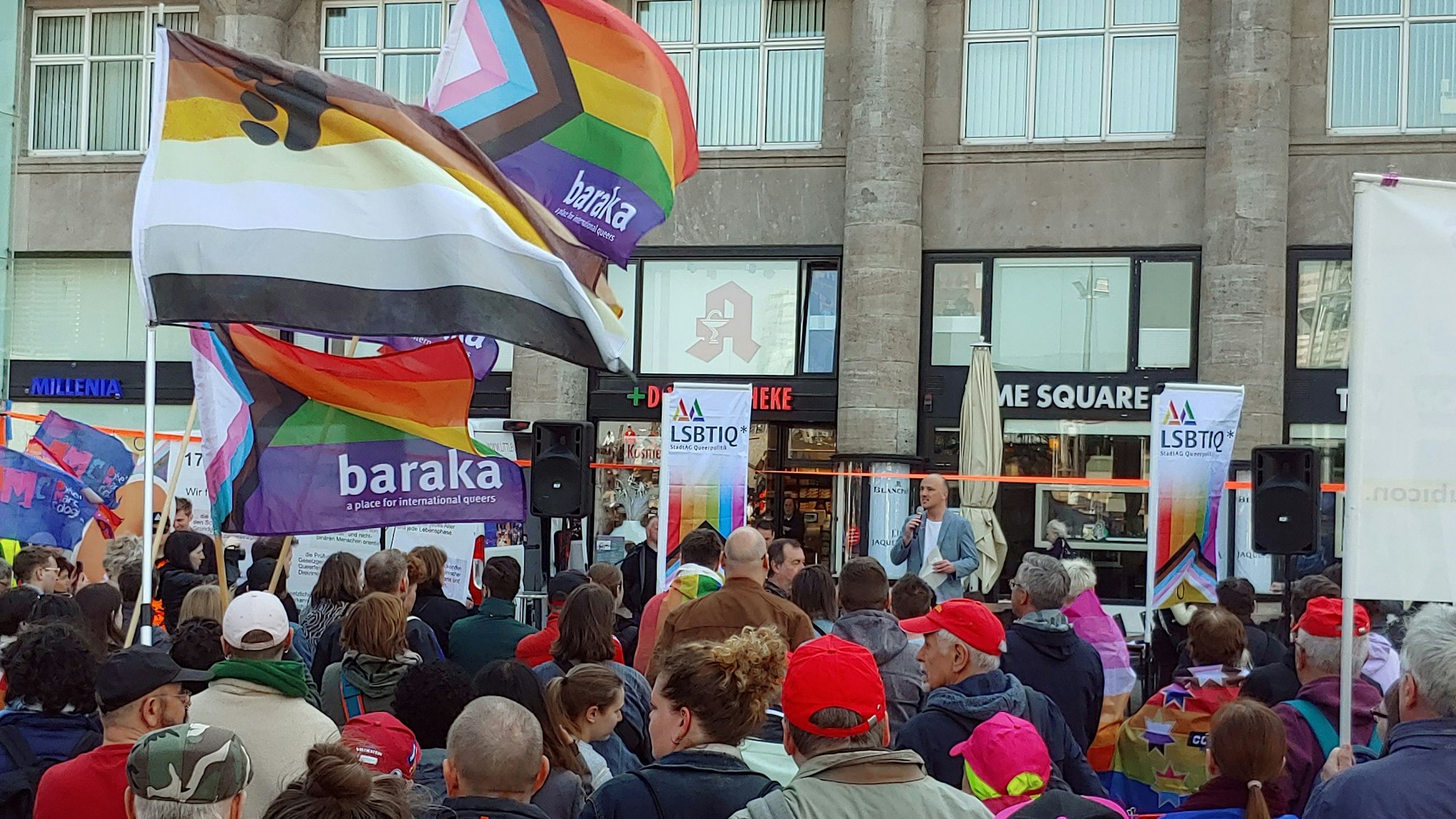 IDAHOBIT-Kundgebung am Kölner Hauptbahnhof.