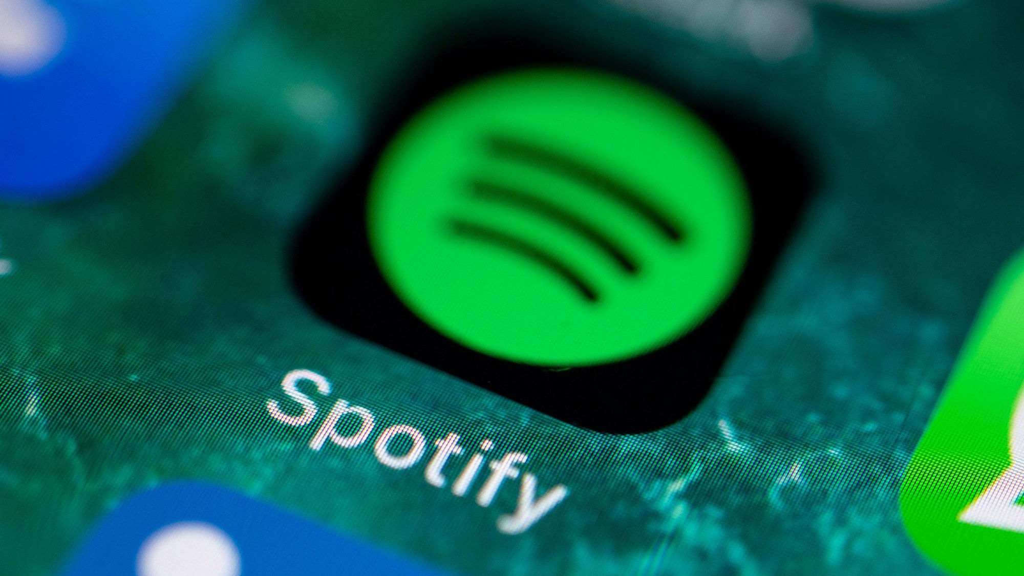 Die App des Musikdienstes Spotify wird auf dem Display eines iPhone angezeigt. (Symbolbild)