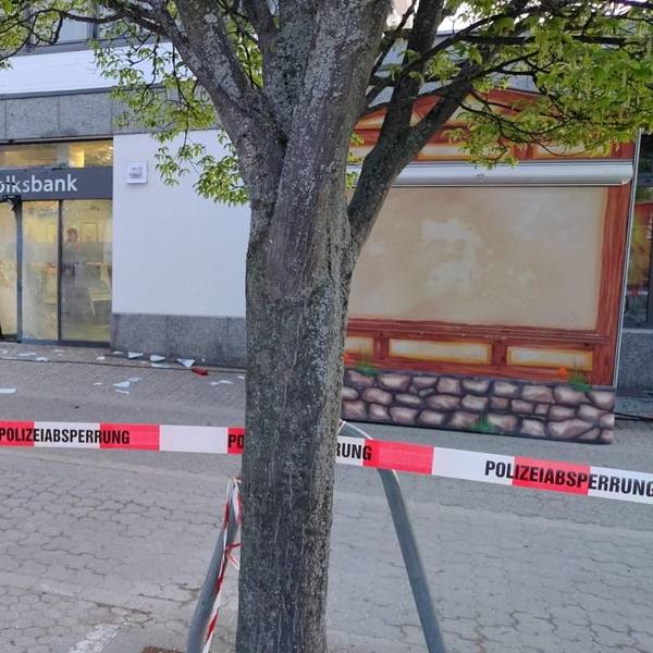 Das Bild zeigt einen von der Polizei abgesperrten Bereich, in dem die zerstörte Tür der Mechernicher Volksbank-Filiale zu sehen ist.