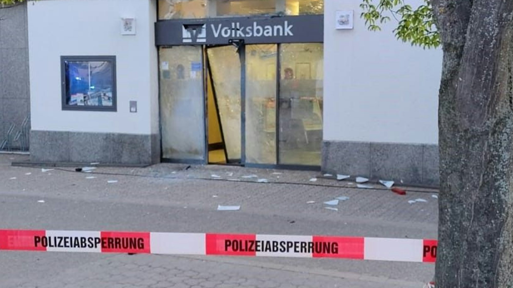 Das Bild zeigt den zerstörten Eingangsbereich der Volksbank in Mechernich.