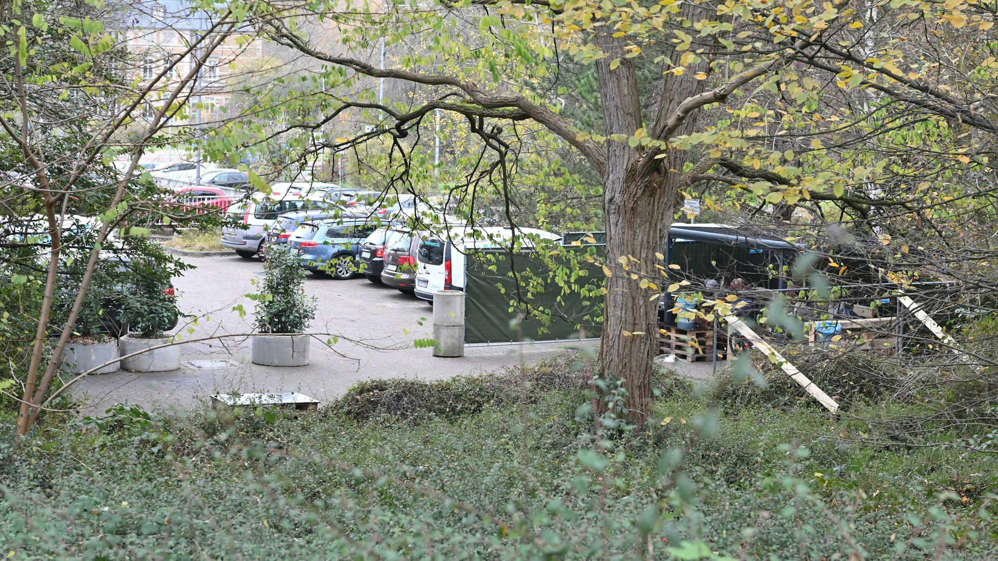 Es ist ein Teil des Parkdeck Schnabelsmühle in der Bergisch Gladbacher Innenstadt zu sehen.