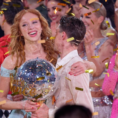 Model Anna Ermakova (l) und ihr Profi-Tanzpartner Valentin Lusin jubeln über ihren Sieg mit der Trophäe nach dem Finale der RTL Live-Tanzshow "Let's Dance"