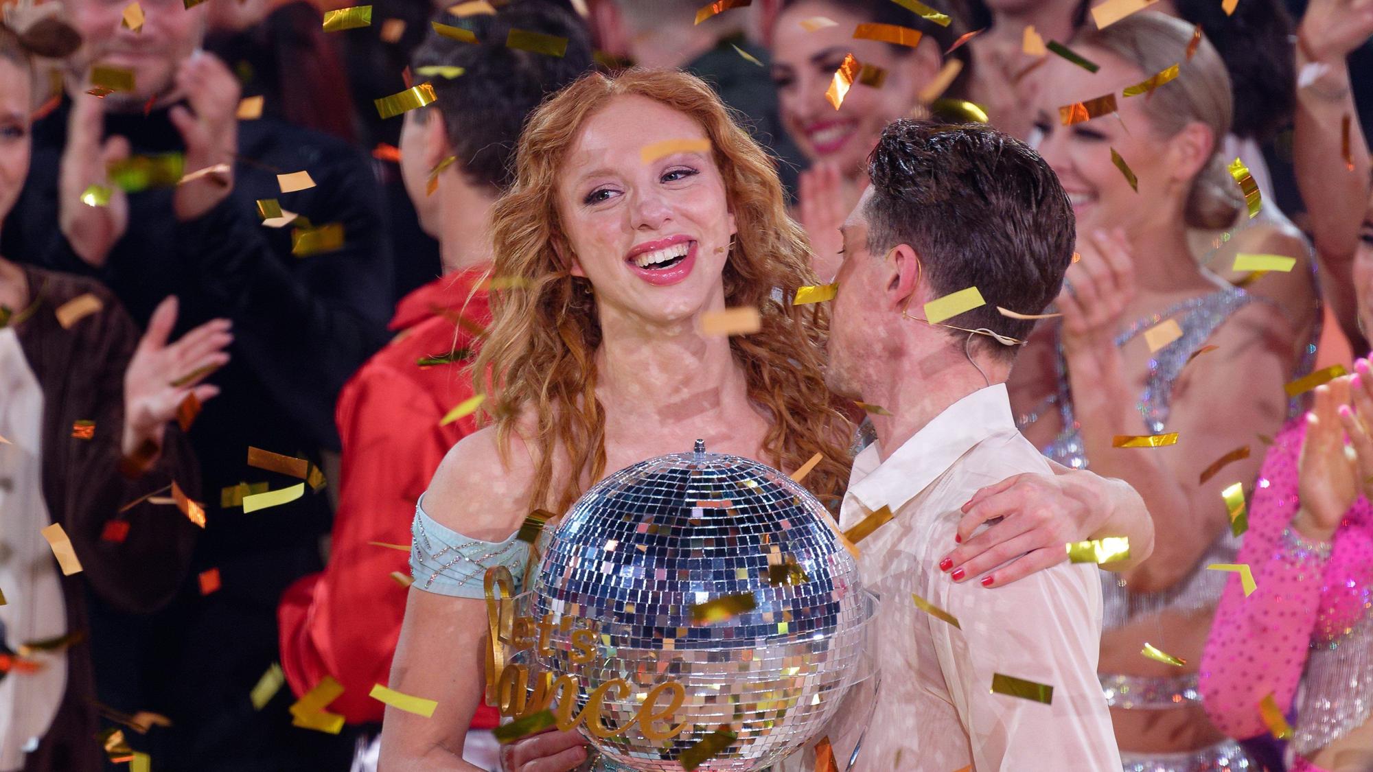 Model Anna Ermakova (l) und ihr Profi-Tanzpartner Valentin Lusin jubeln über ihren Sieg mit der Trophäe nach dem Finale der RTL Live-Tanzshow "Let's Dance"
