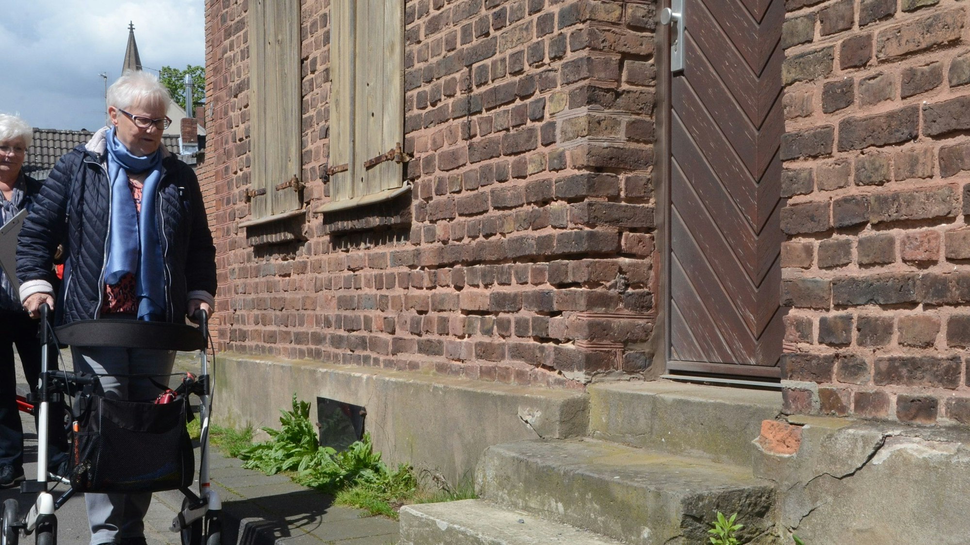 Es sind zwei Seniorinnen auf dem Spaziergang zu sehen.