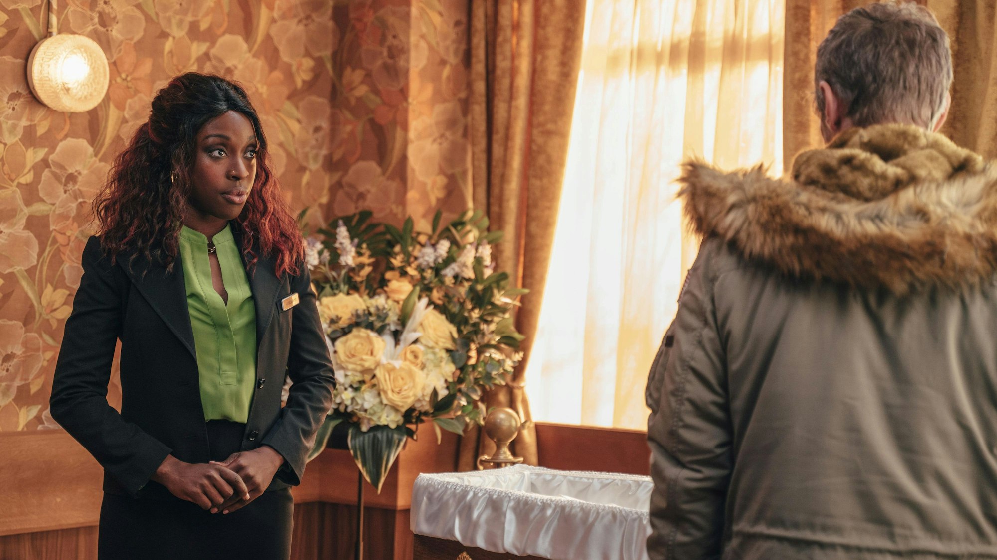 Eine Bestatterin berät einen Kunden.