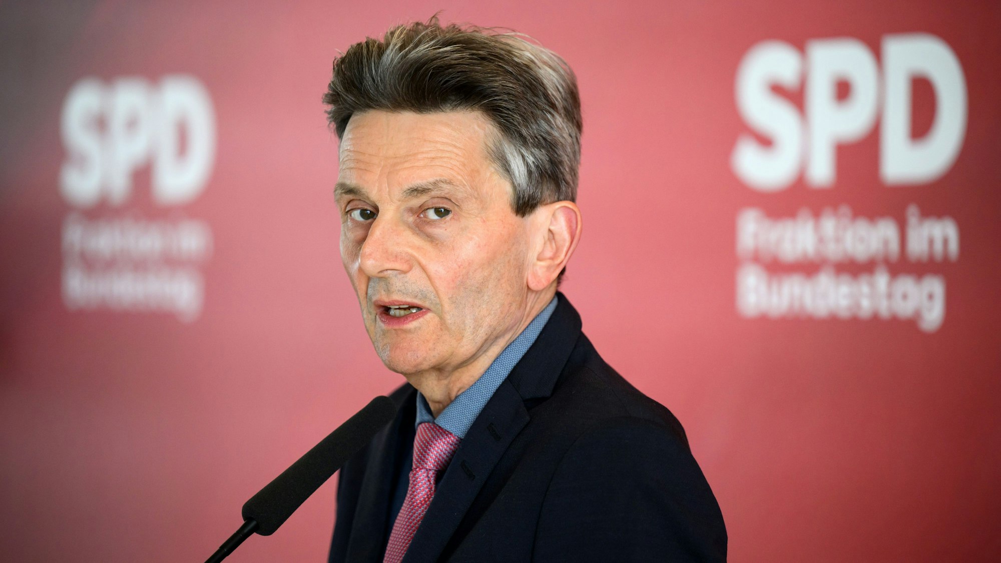Rolf Mützenich, Vorsitzender der SPD-Bundestagsfraktion, hat das geplante Heizungsgesetz als „zu einseitig“ kritisiert. (Archivbild)