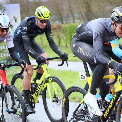 im Bild ist eine Gruppe von Rennradfahrern zu sehen.