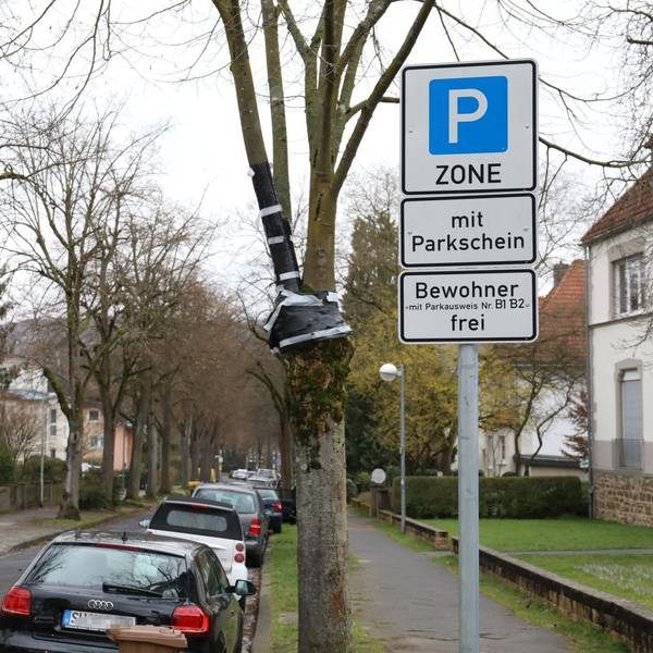 Ein Schild an der Giradetallee weist auf die Gebührenpflicht mit Parkschein hin, für Bewohner mit Parkausweis ist das Parken frei.