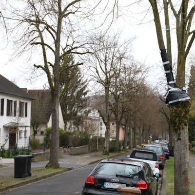 Ein Schild an der Giradetallee weist auf die Gebührenpflicht mit Parkschein hin, für Bewohner mit Parkausweis ist das Parken frei.
