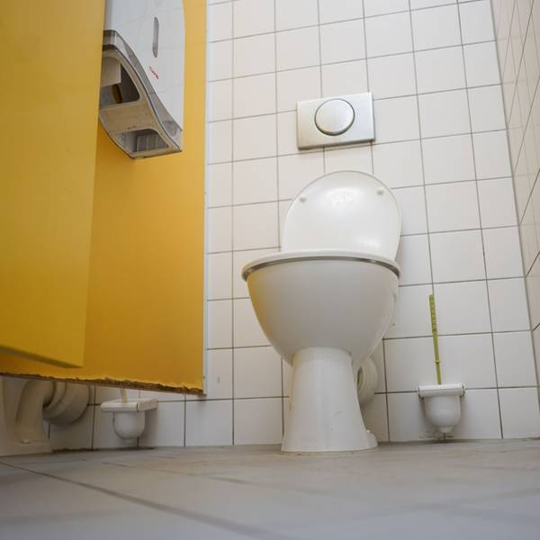 Blick in eine Schultoilette.