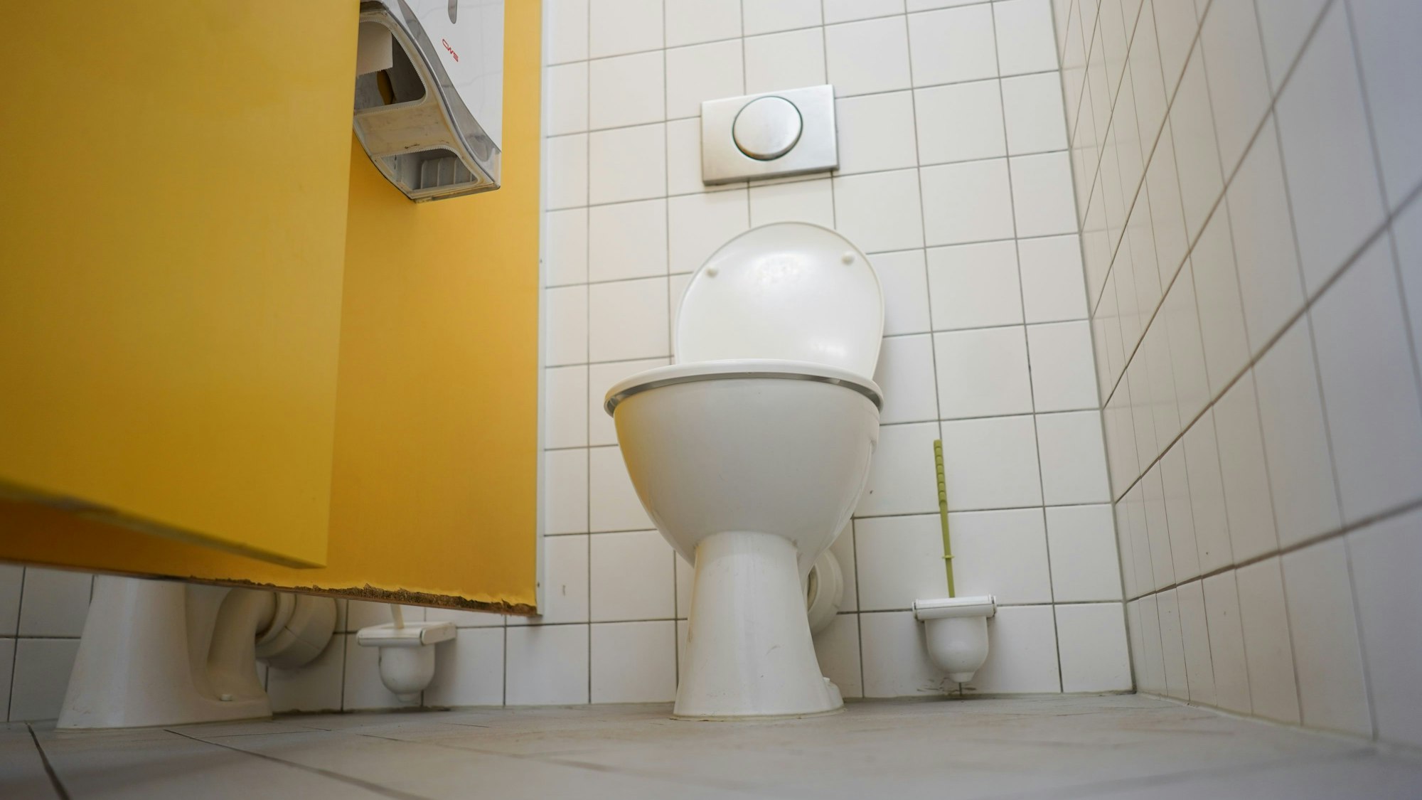 Blick in eine Schultoilette.