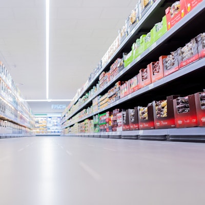 Es ist ein Gang in einer Aldi-Filiale zu sehen.