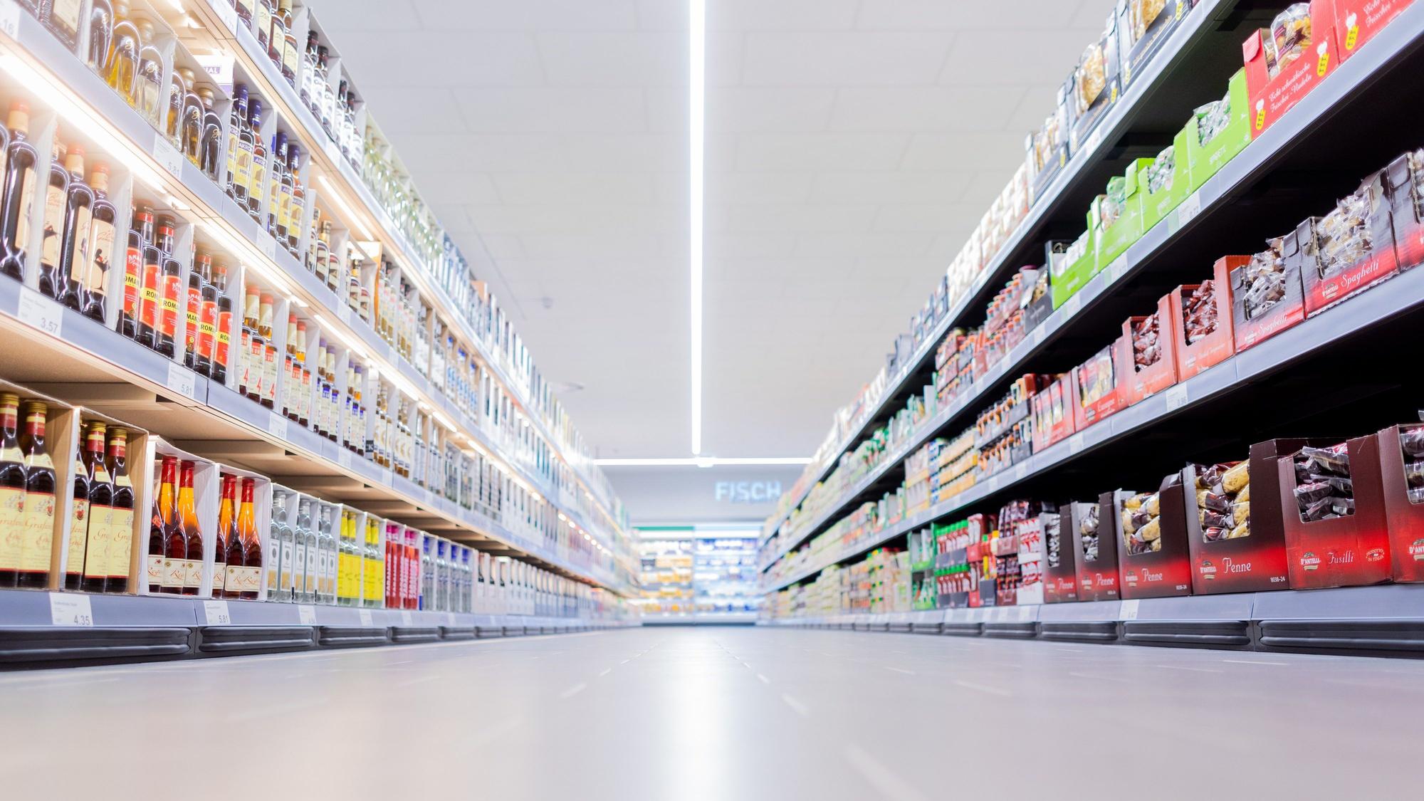 Es ist ein Gang in einer Aldi-Filiale zu sehen.