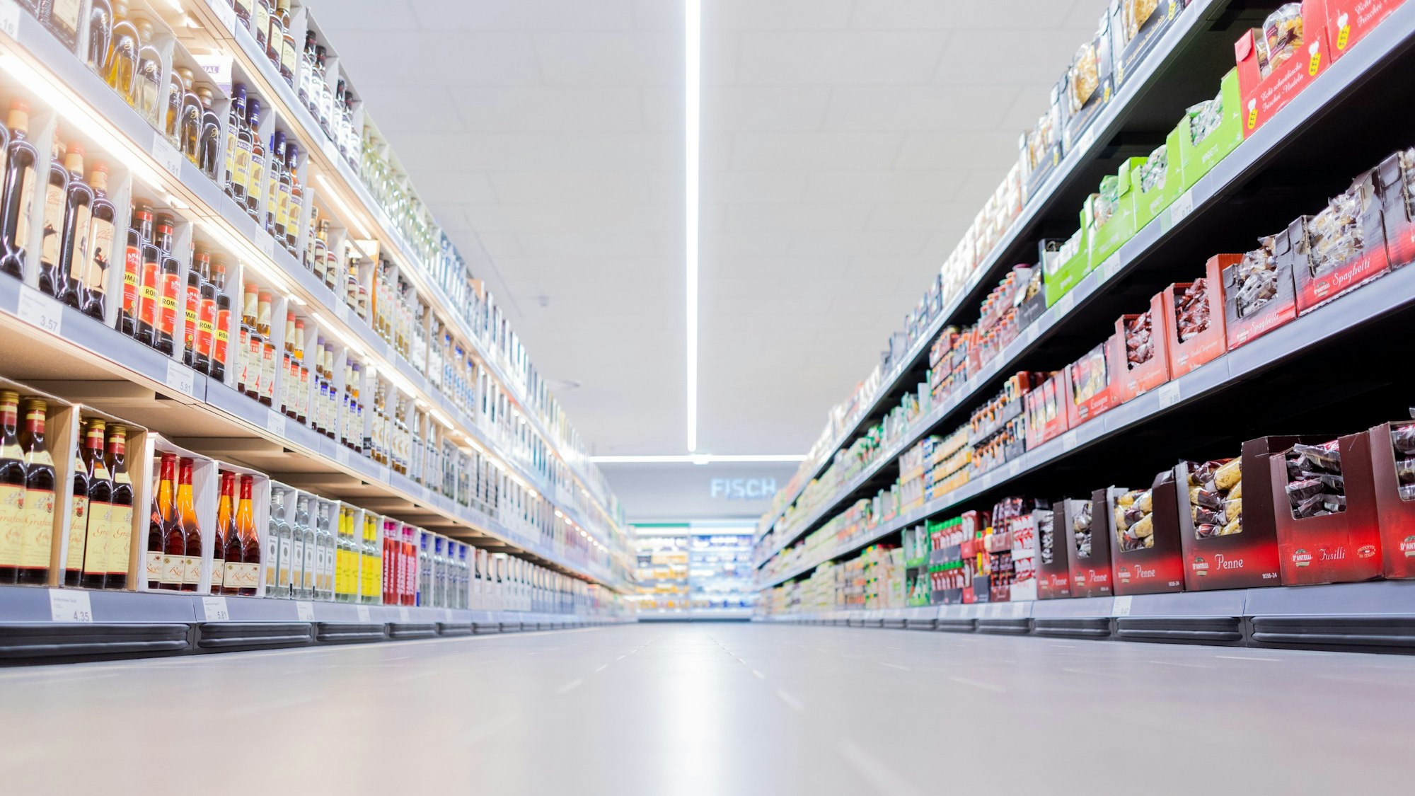 Es ist ein Gang in einer Aldi-Filiale zu sehen.