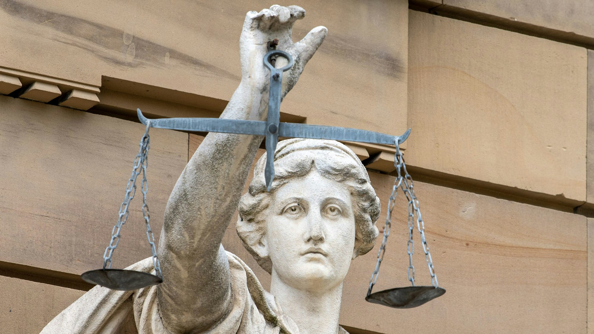 Vor dem Gebäude des Amt- und Landgerichts steht eine Statue der Göttin Justitia.
