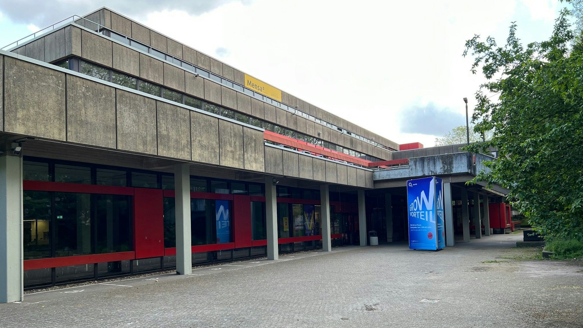 Der tiefer gelegene Bereich vor dem Seiteneingang der Mensa, wo im Vorjahr öfters nächtliche Freiluftpartys stattfanden.