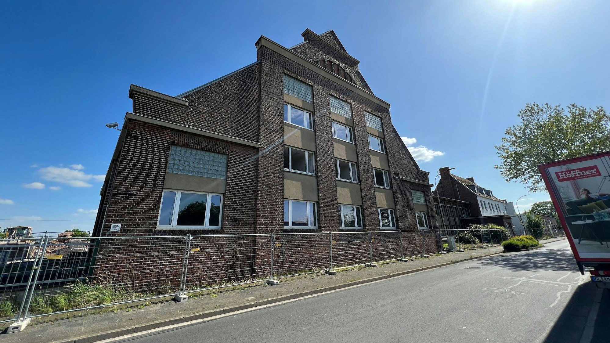 Front und Giebel des ehemaligen Verwaltungsgebäudes an der Hüttenstraße werden nicht abgerissen.