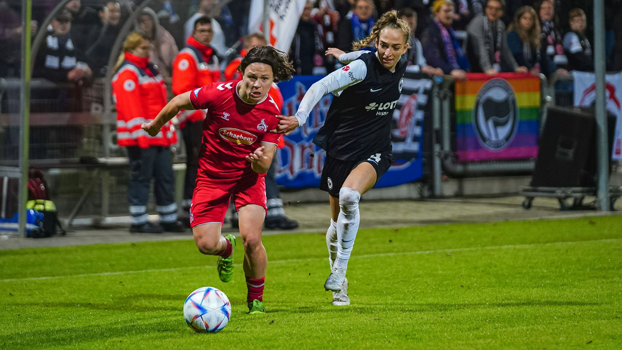 Frankfurt, Germany, November 6th 2022: Ally Gudorf 12 Koeln and Sophia Kleinherne 4 Frankfurt during the FLYERALARM Frauen-Bundesliga match between Eintracht Frankfurt and 1. FC Koeln at the Stadium at Brentanobad in Frankfurt am Main, Germany. Norina Toenges/Sports Press Photo / SPP PUBLICATIONxNOTxINxBRAxMEX Copyright: xNorinaxToenges/SportsxPressxPhotx spp-en-NoToPrPh-SGE - FCK-04591