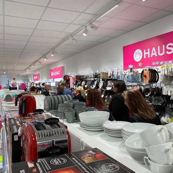 Auf dem Foto sind Regale mit Waren des Drogerie- und Haushaltsdiscounters zu sehen.