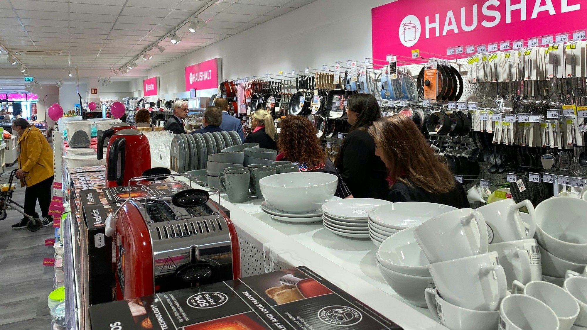 Auf dem Foto sind Regale mit Waren des Drogerie- und Haushaltsdiscounters zu sehen.