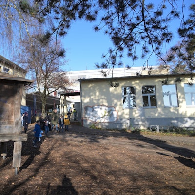 Schüler zeigen die defekten Stellen auf dem Schulhof