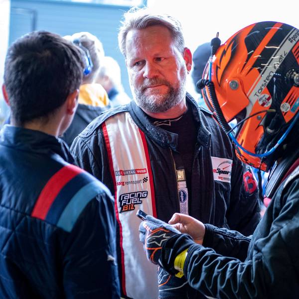 Der Weilerswister Rennfahrer Björn Simon vor dem Start beim 24h. Er ist im Gespräch mit einem Mechaniker.