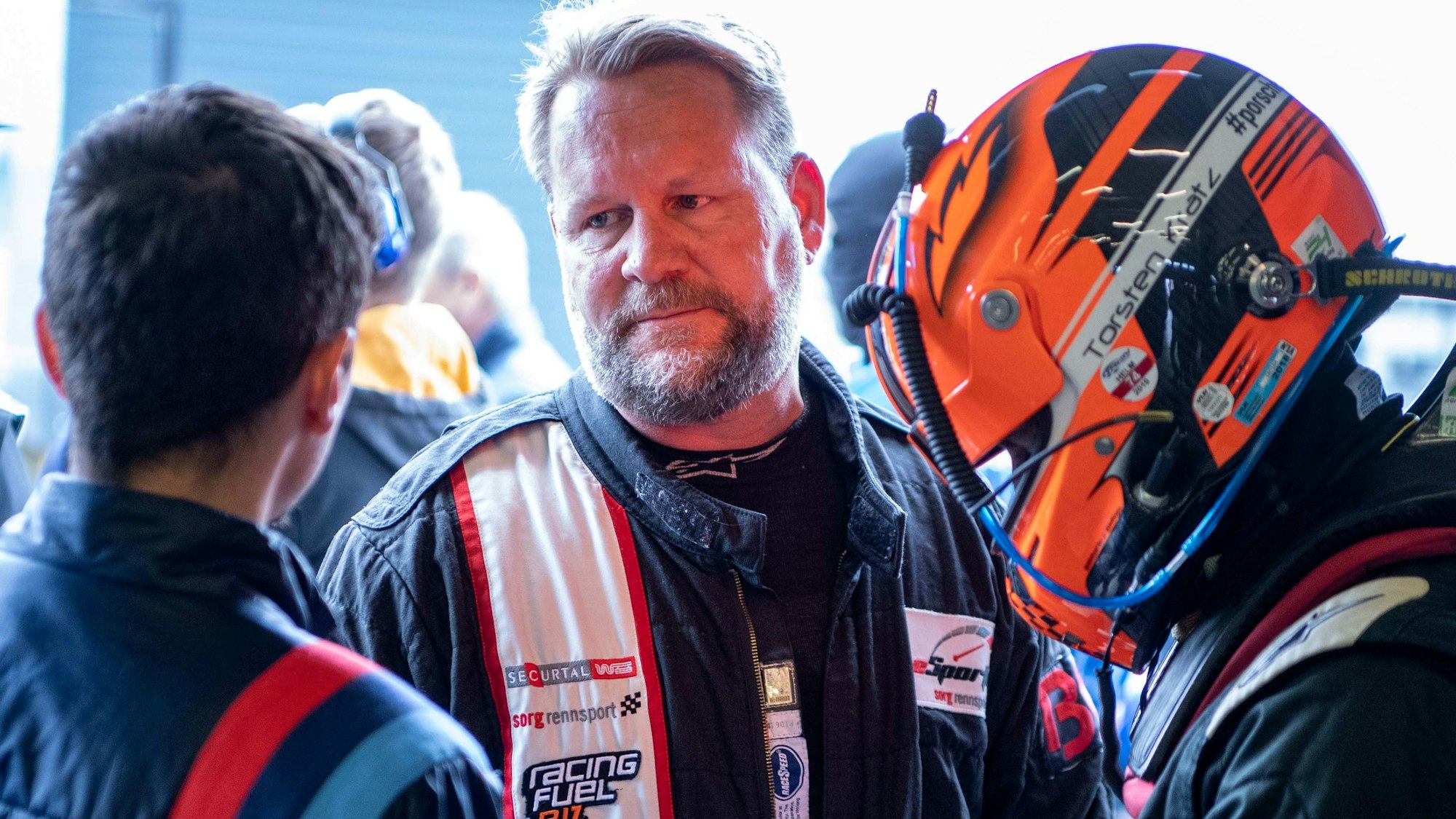 Rennfahrer Björn Simon im Gespräch mit anderen Fahrern.