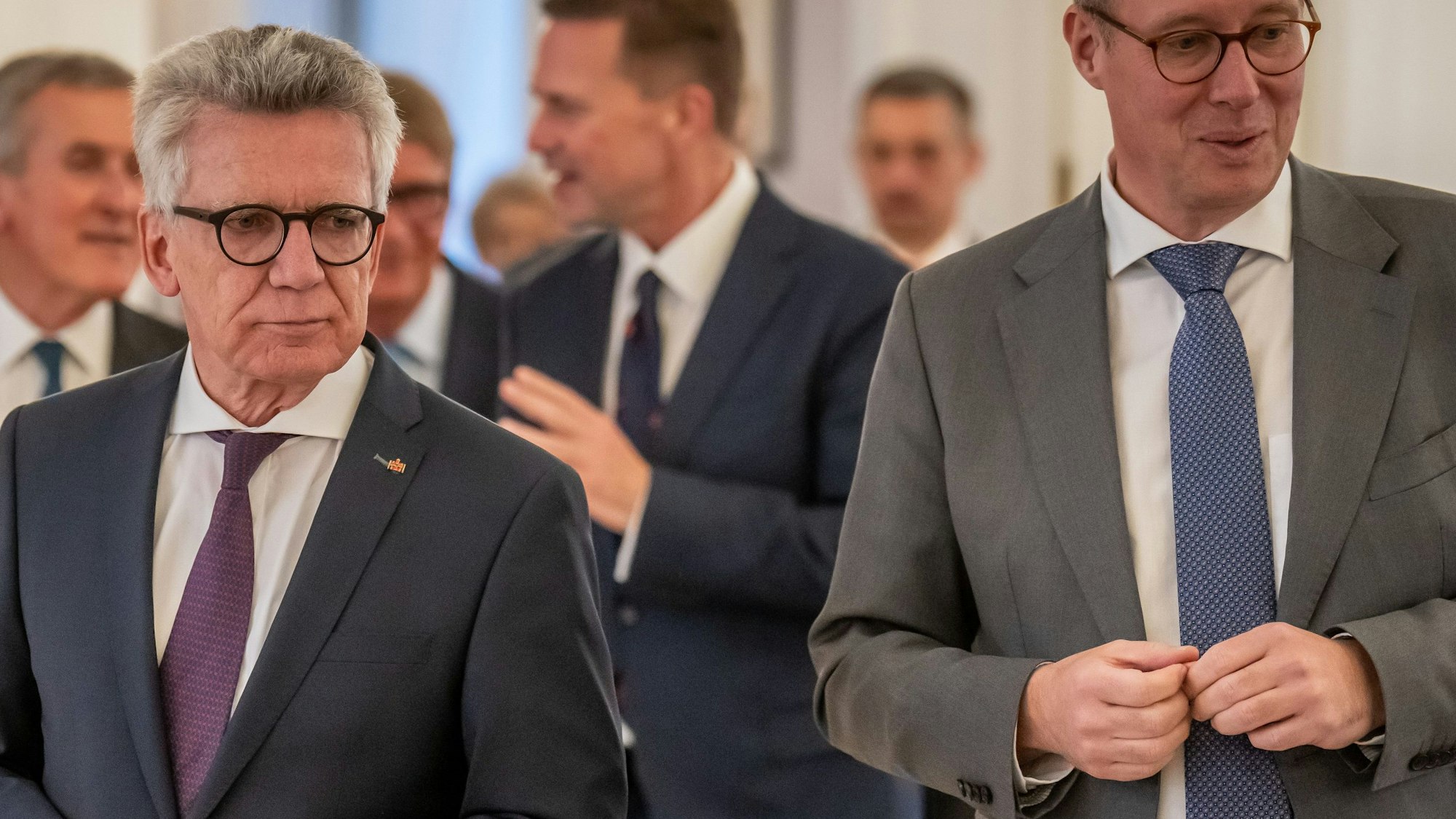 Thomas de Maiziere (l, CDU), ehemaliger Bundesminister der Verteidigung, und Helge Braun (CDU)