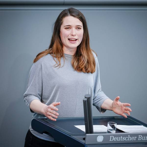 Bundestagsabgeordnete Emilia Fester (Bündnis 90/Die Grünen) spricht im Bundestag am Rednerpult.