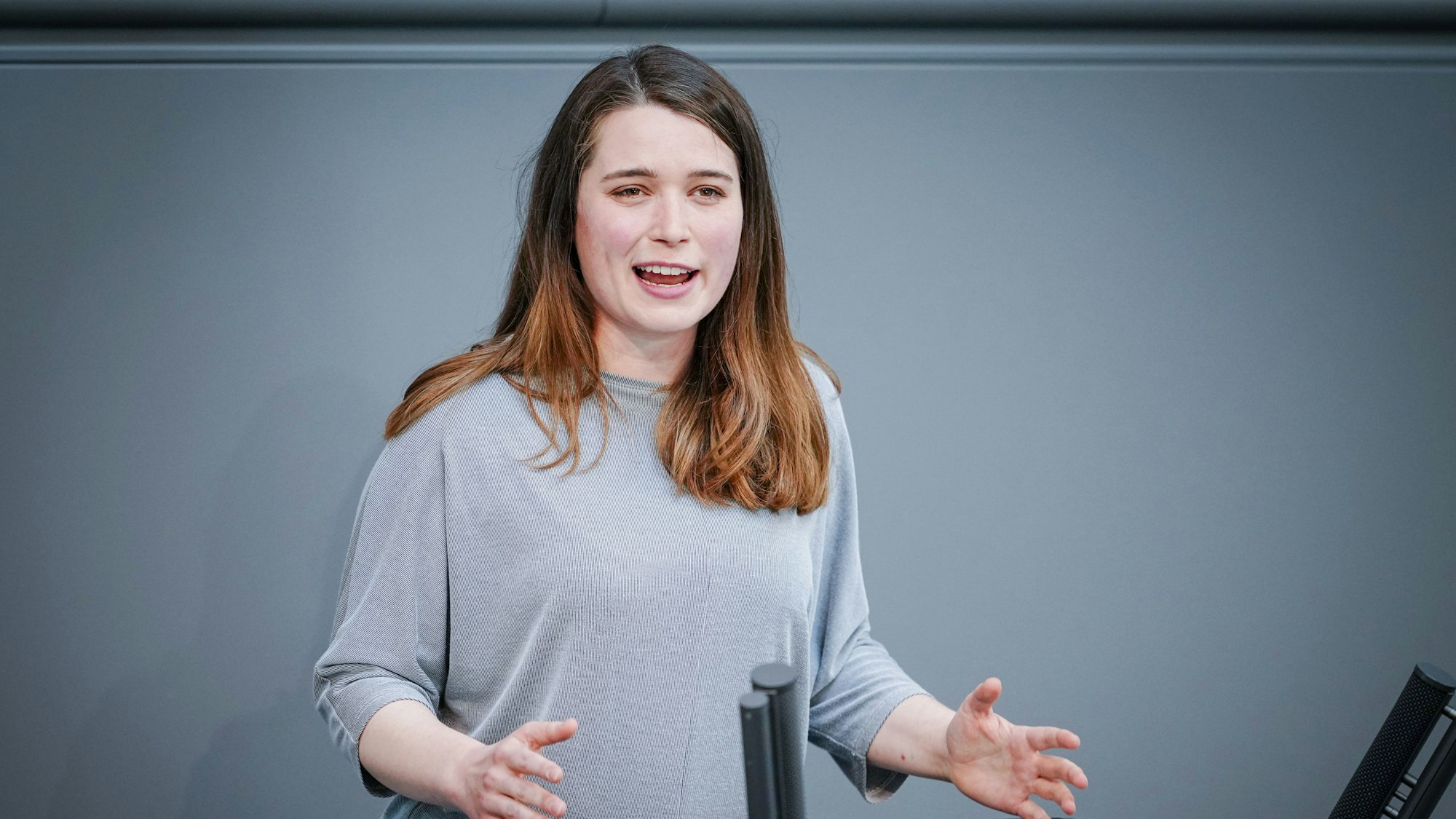 Bundestagsabgeordnete Emilia Fester (Bündnis 90/Die Grünen) spricht im Bundestag am Rednerpult.